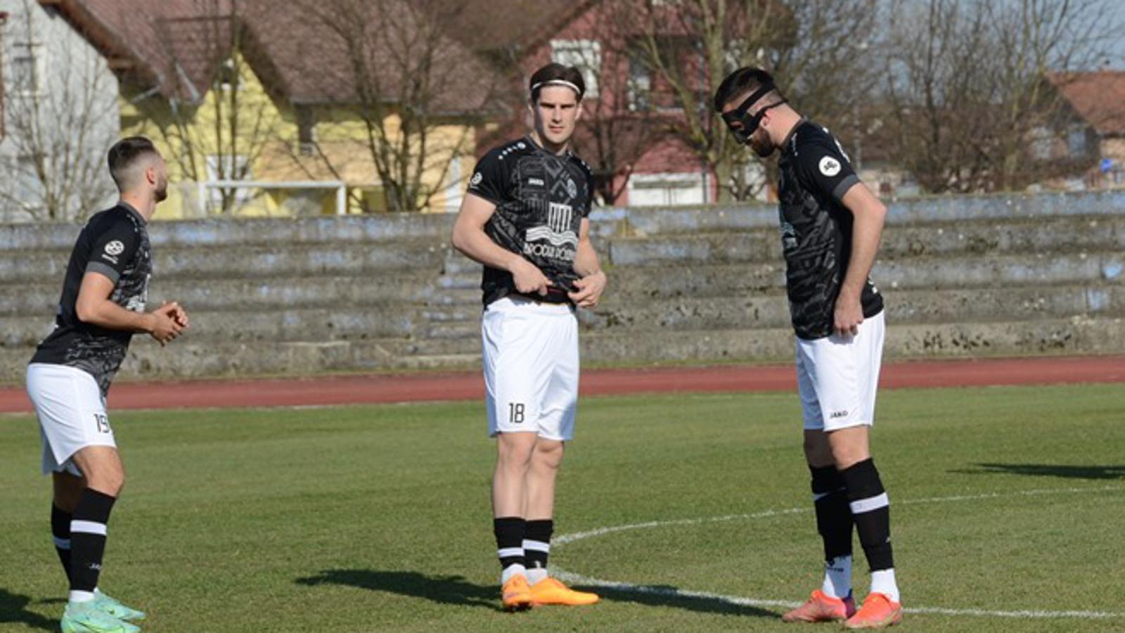Mario Mihić (u sredini) strijelac drugog gola za Marsoniju u Đakovu.
