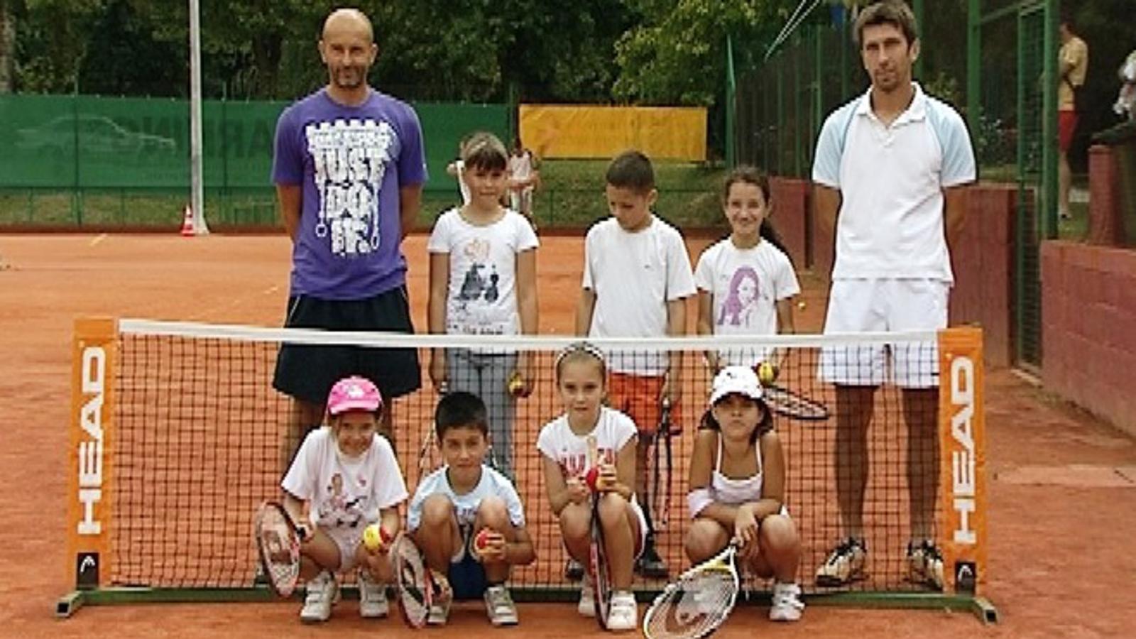 Treneri i dio polaznika Škole tenisa
