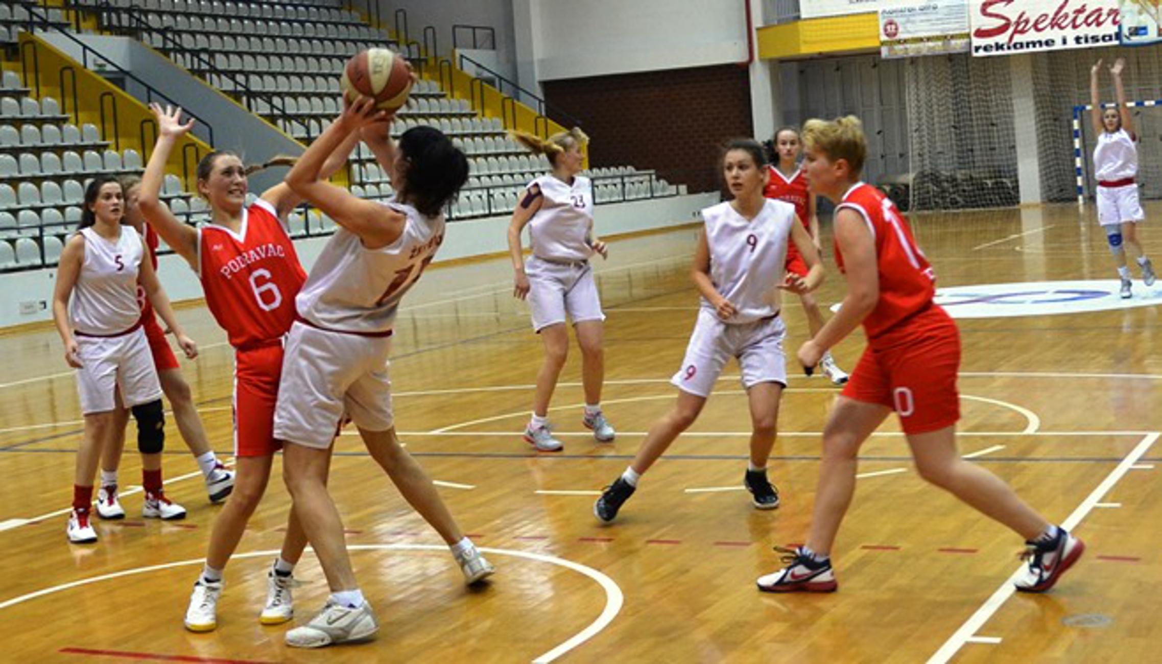 Košarkašice Broda (bijele) u subotu gostuju u Koprivnici