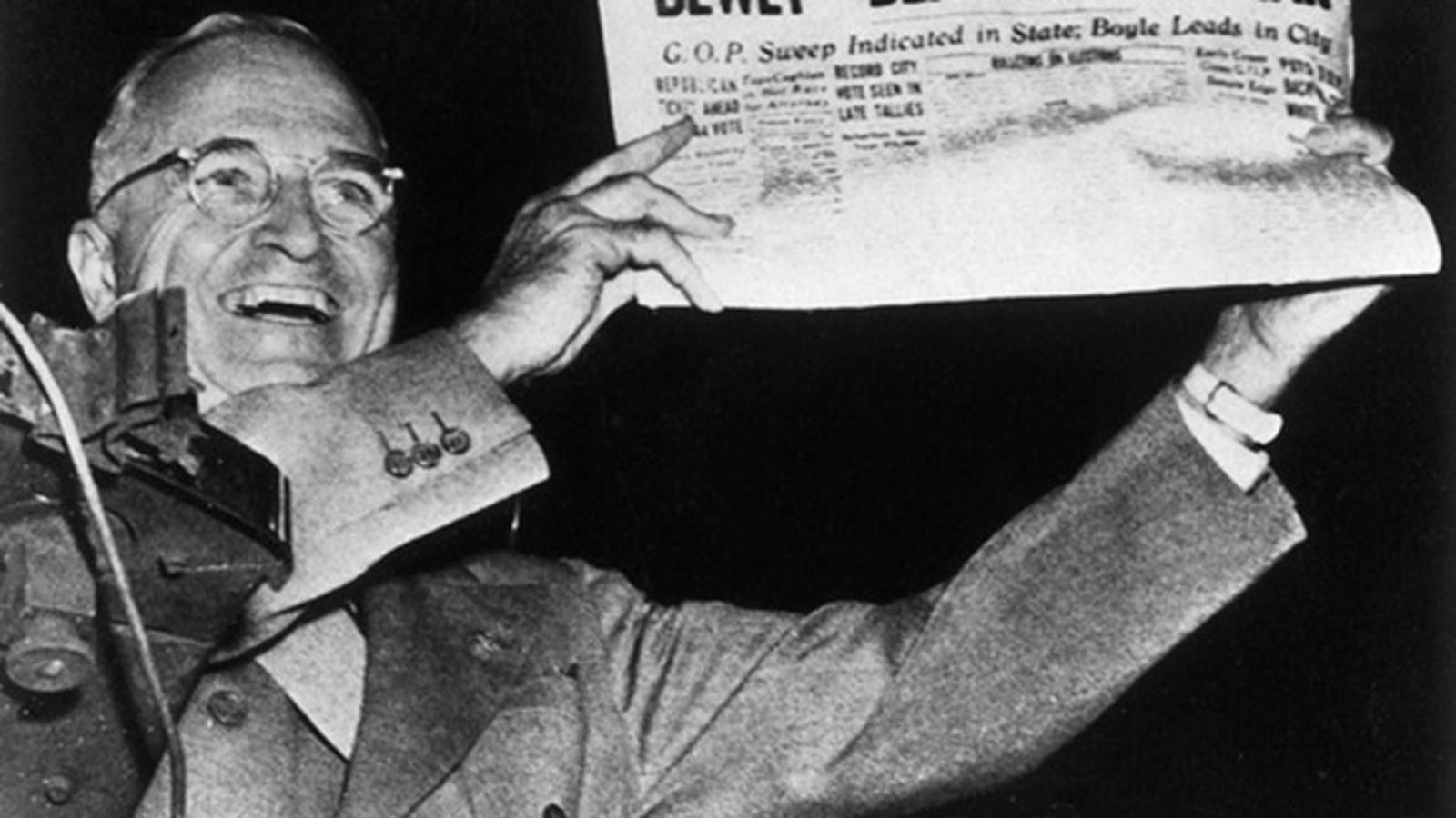 Truman drži "uglednu" naslovnicu na kojoj lažu o njegovom porazu