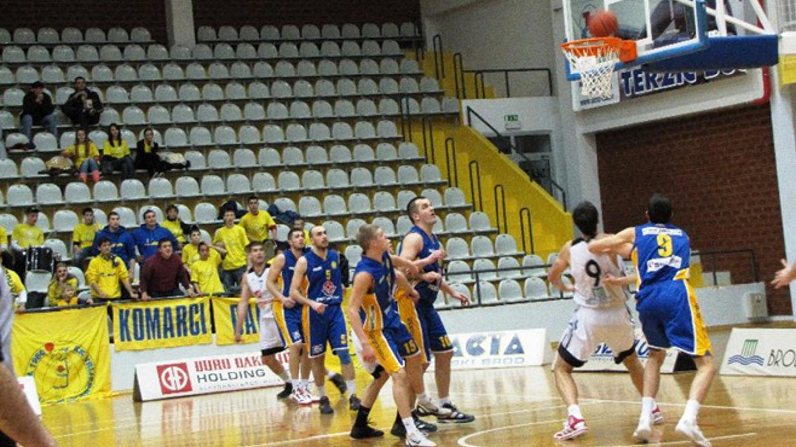 Košarkaši Darde (plavi) dobro su namučili Brođane