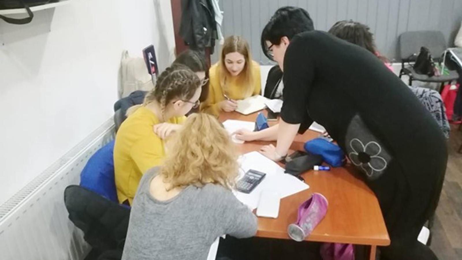 Maturanti na pripremama s profesoricom Marijanom Zarožinski