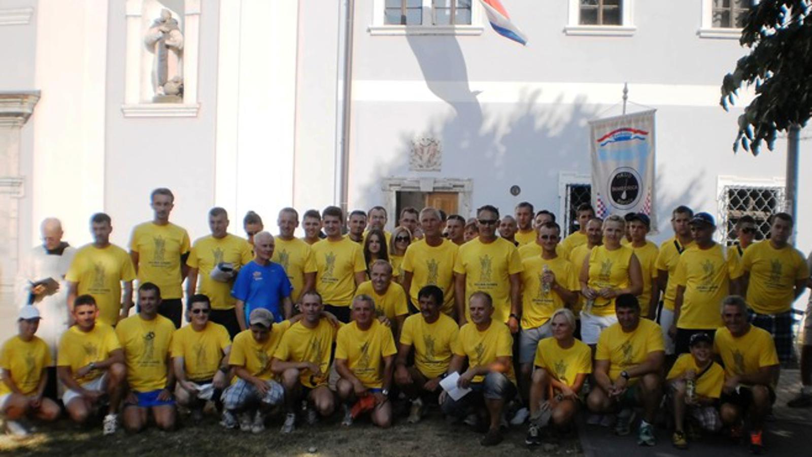 Sudionici trčanja i bicikliranja na startu ispred Franjevačkog samostana