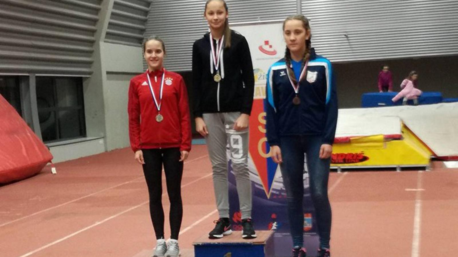 Marta Šarac, treća s lijeva