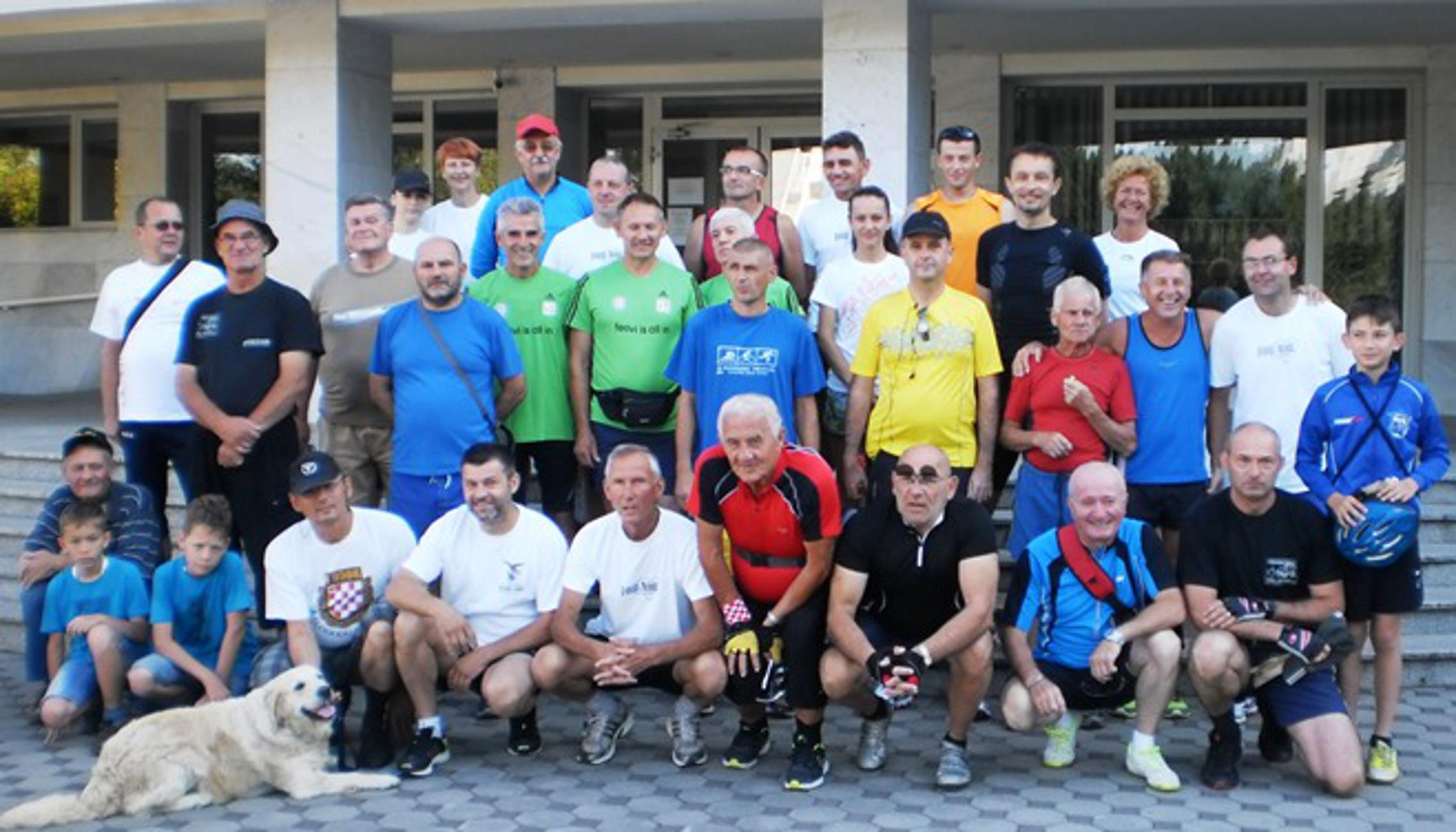 Trkači i dio biciklista uoči starta