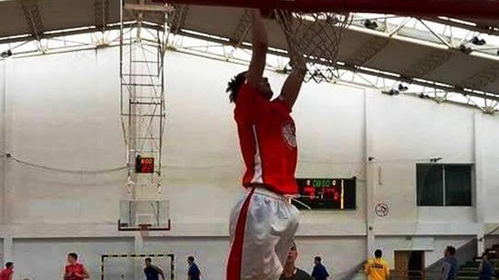  Mateo Jukić zakucava