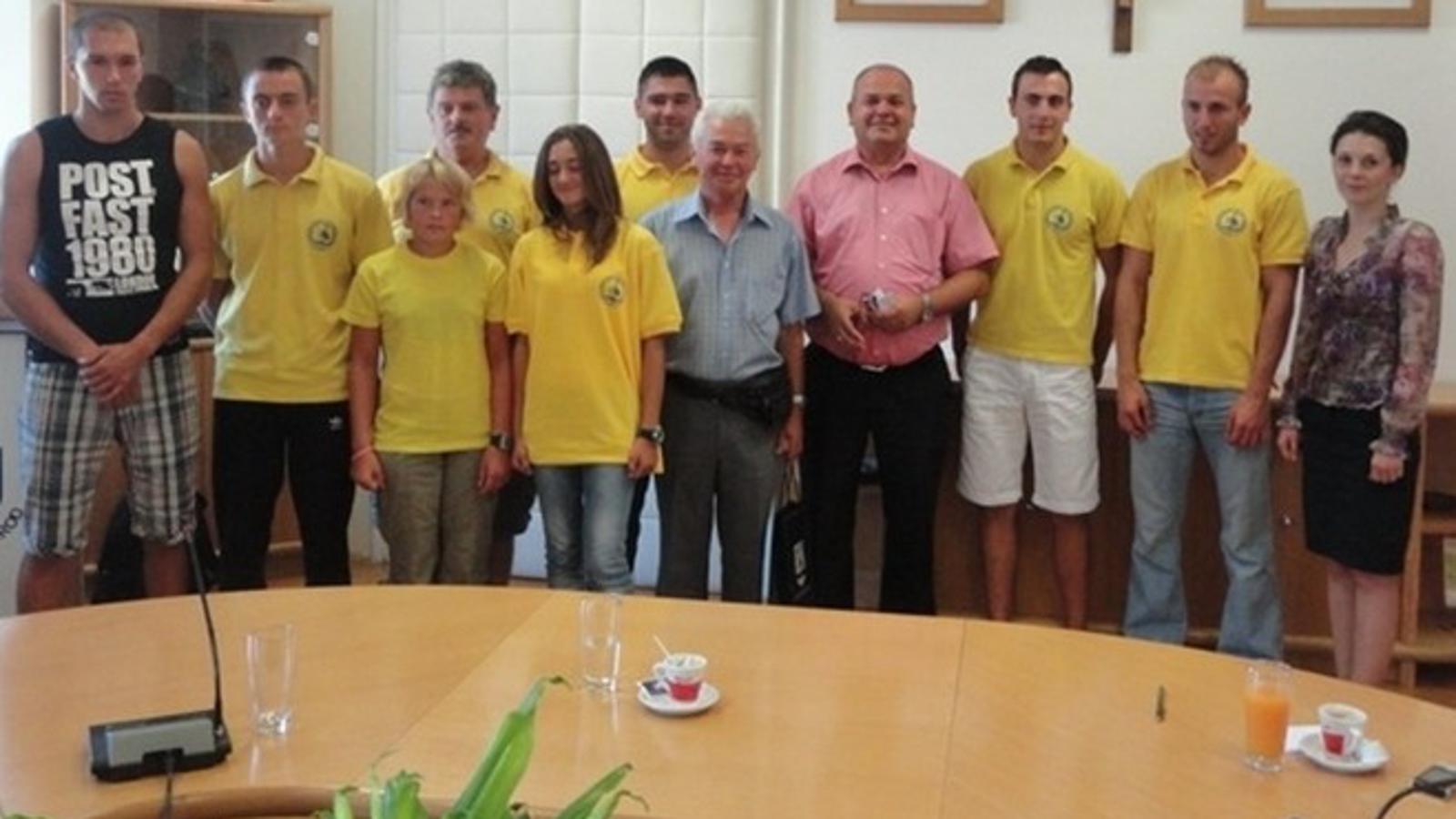 Zajednička fotografija sa svečanog prijema kod gradonačelnika