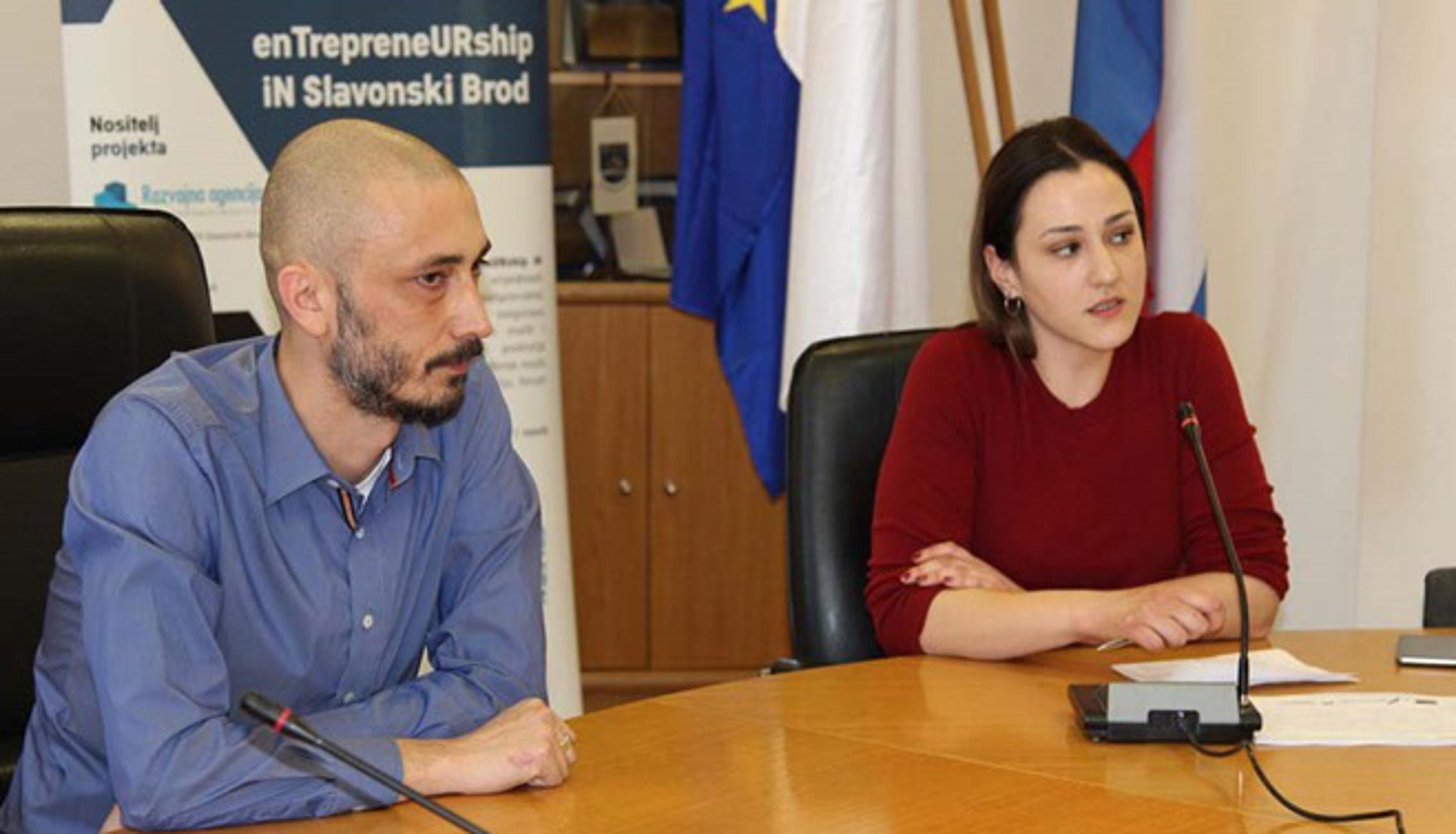 Dejan Vuksanović i Anita Krnić iz Razvojne agencije Grada Slavonskog Broda