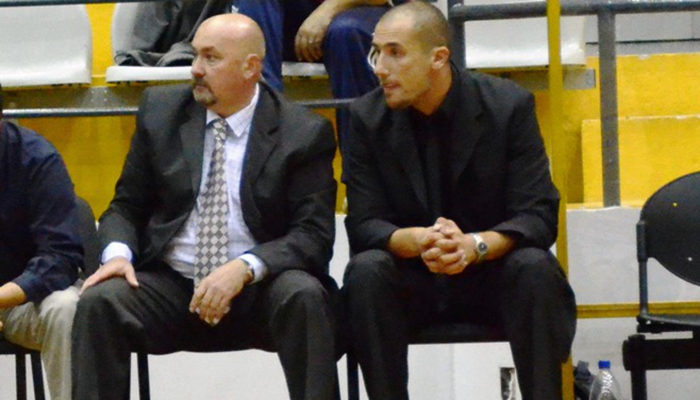 Pomoćni trener KK Đuro Đaković, Domagoj Junačko (desno) vodi 2. ekipu ovog kluba u BAKL-u