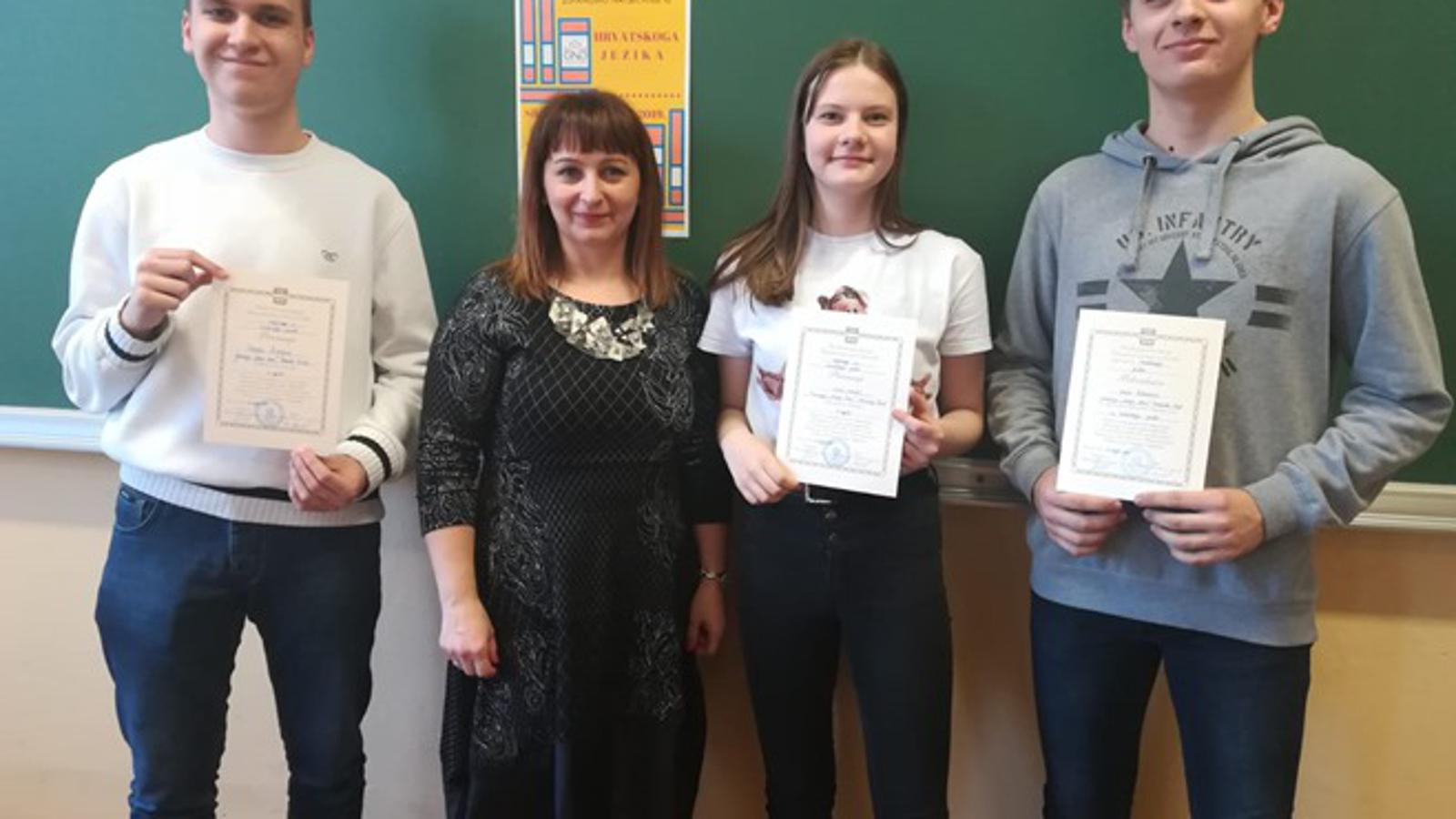 Nagrađeni gimnazijalci uz mentoricu Andrijanu Nemet-Kosijer