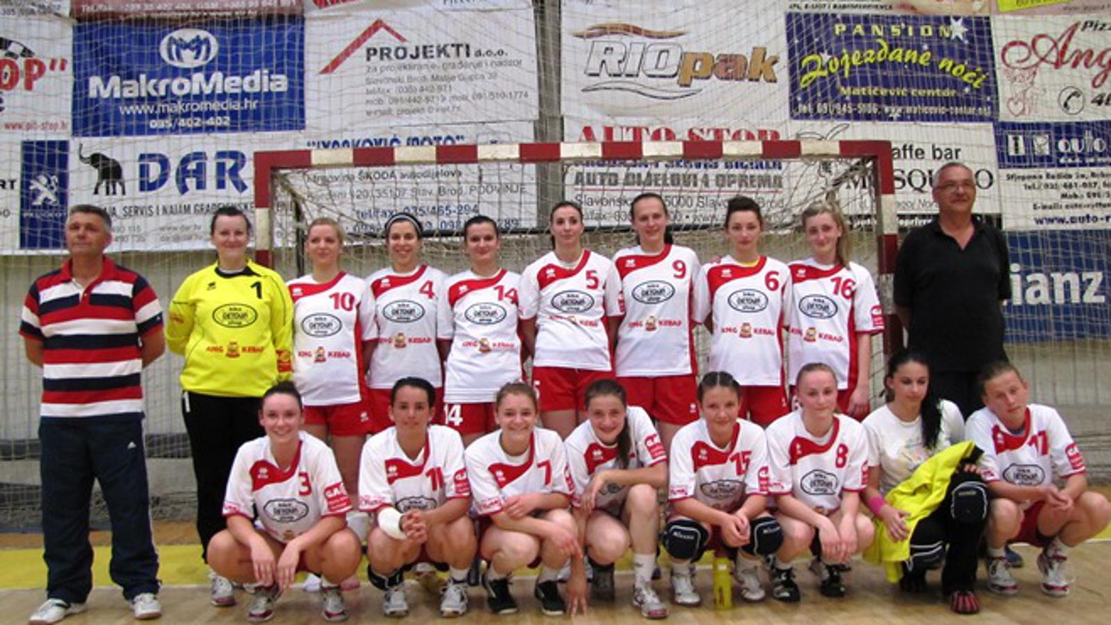 Fotografija za oproštaj od sezone - ŽRK Brod Gymnasium
