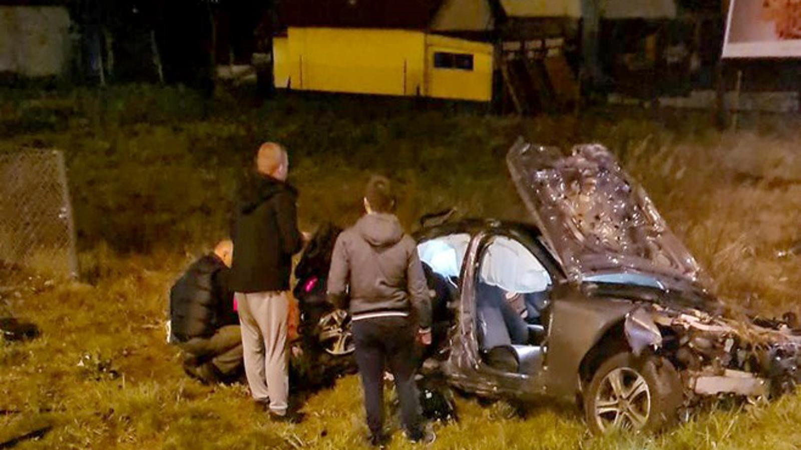 Automobilom je preletio cestu i završio na zelenoj površini 