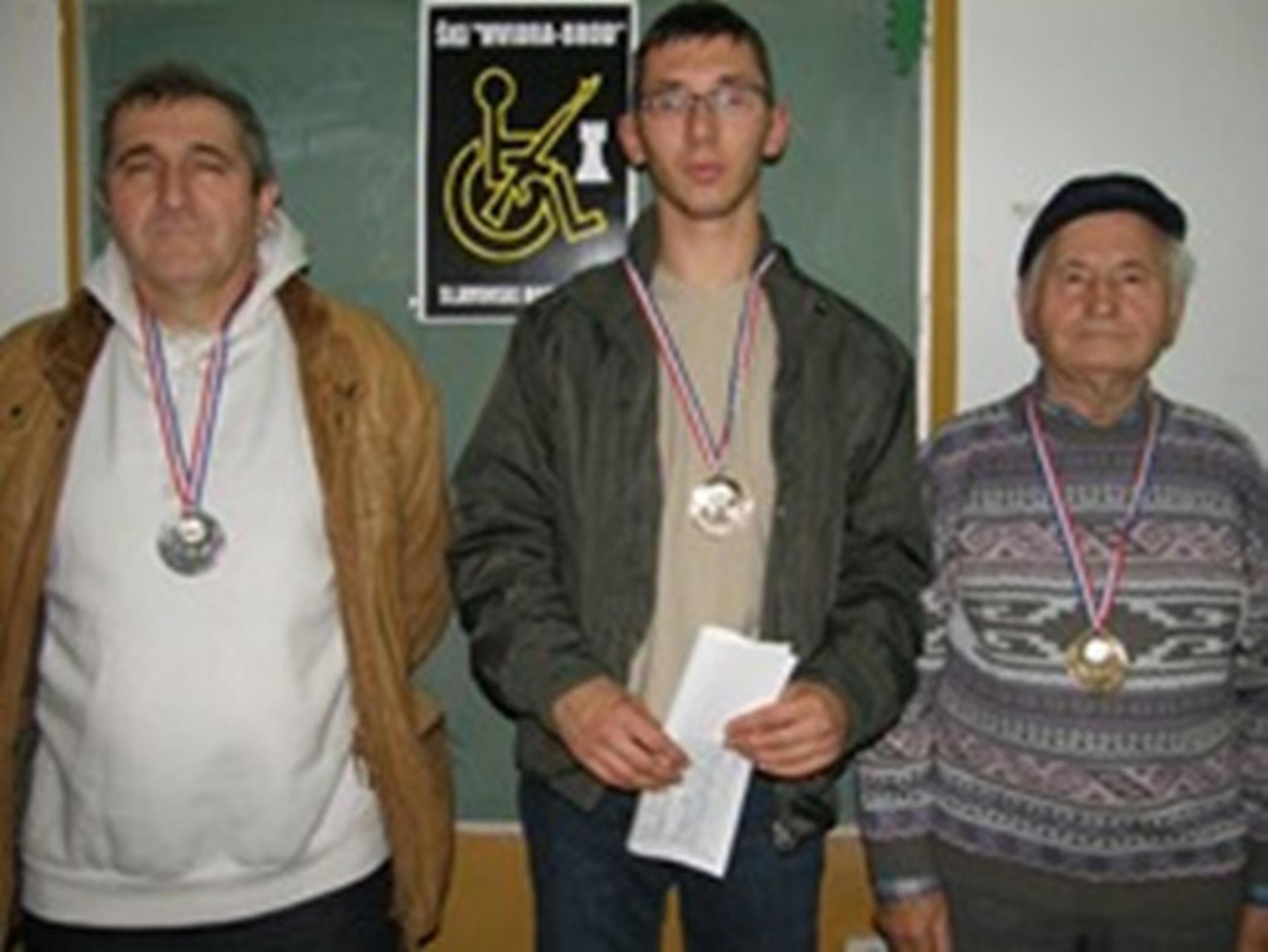 Trojica prvoplasiranih, u sredini pobjednik Nikola Lovrić