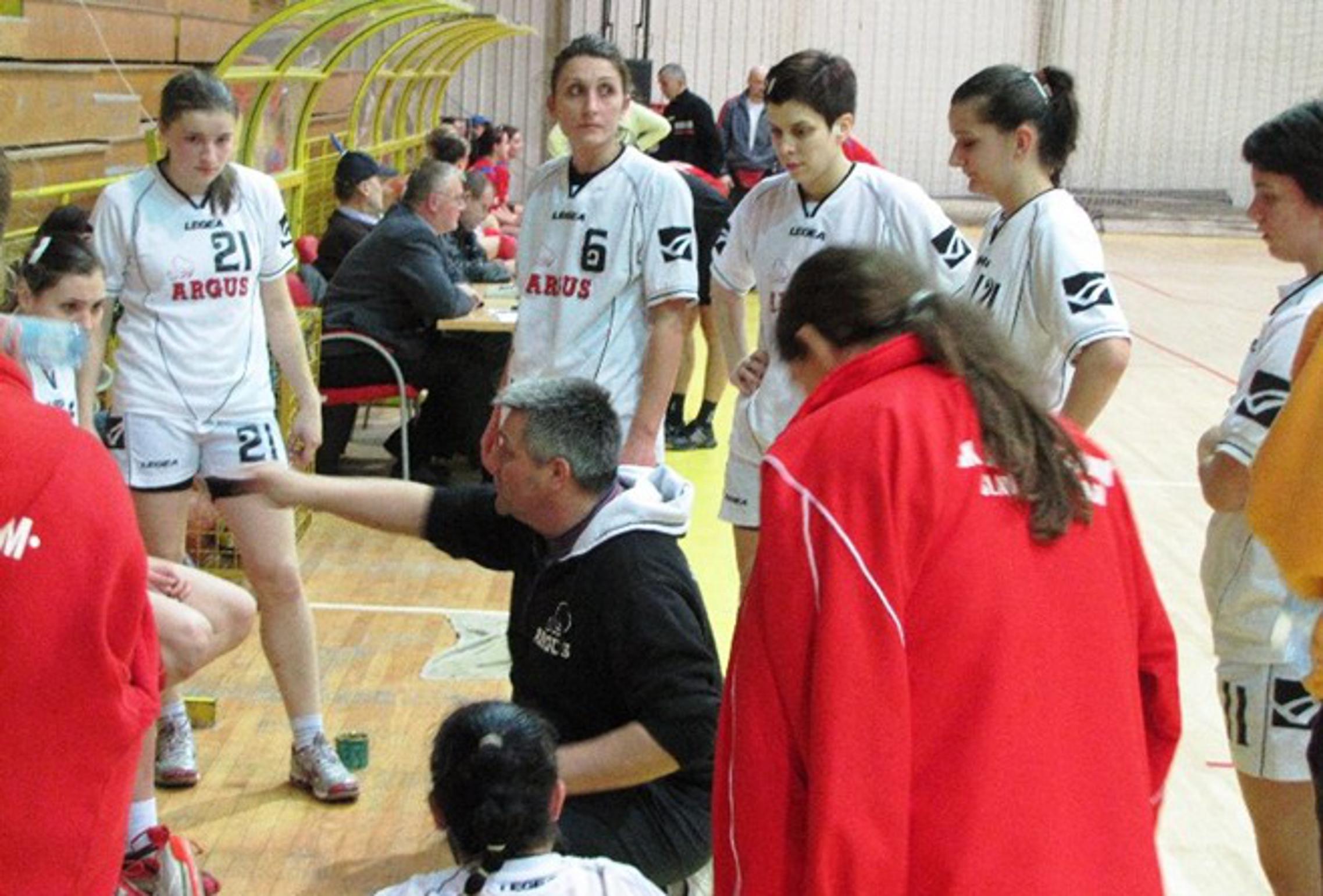 Trener Brod Gymnasiuma Darko Celner daje upute svojim rukometašicama
