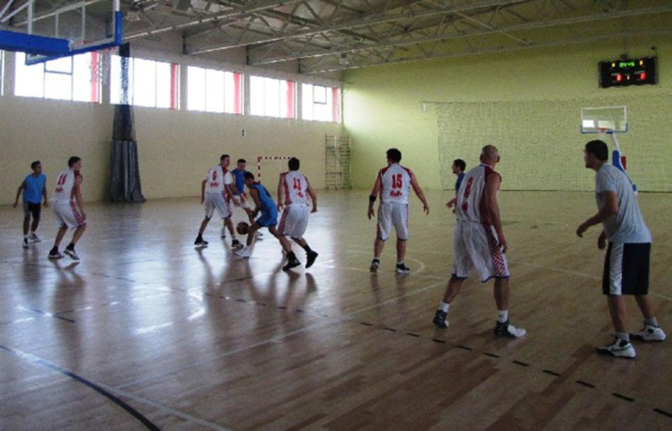 Košarkaši Dar Inin (bijeli) u promotivnoj utakmici sa Sibinjom