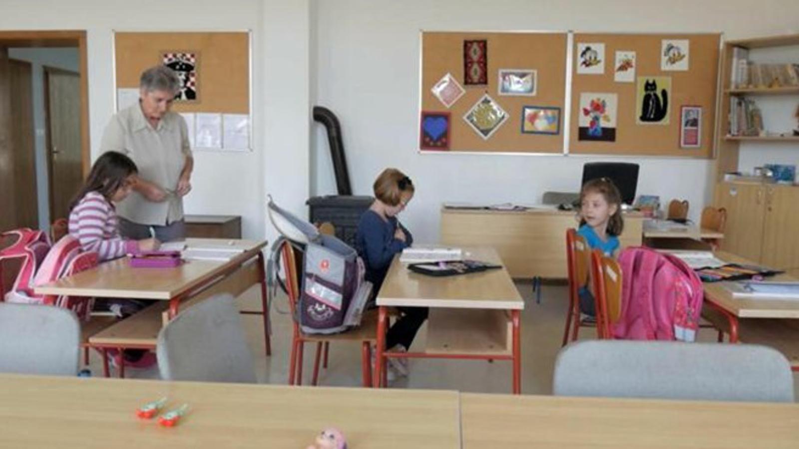 Učenici u školi u Dubočcu