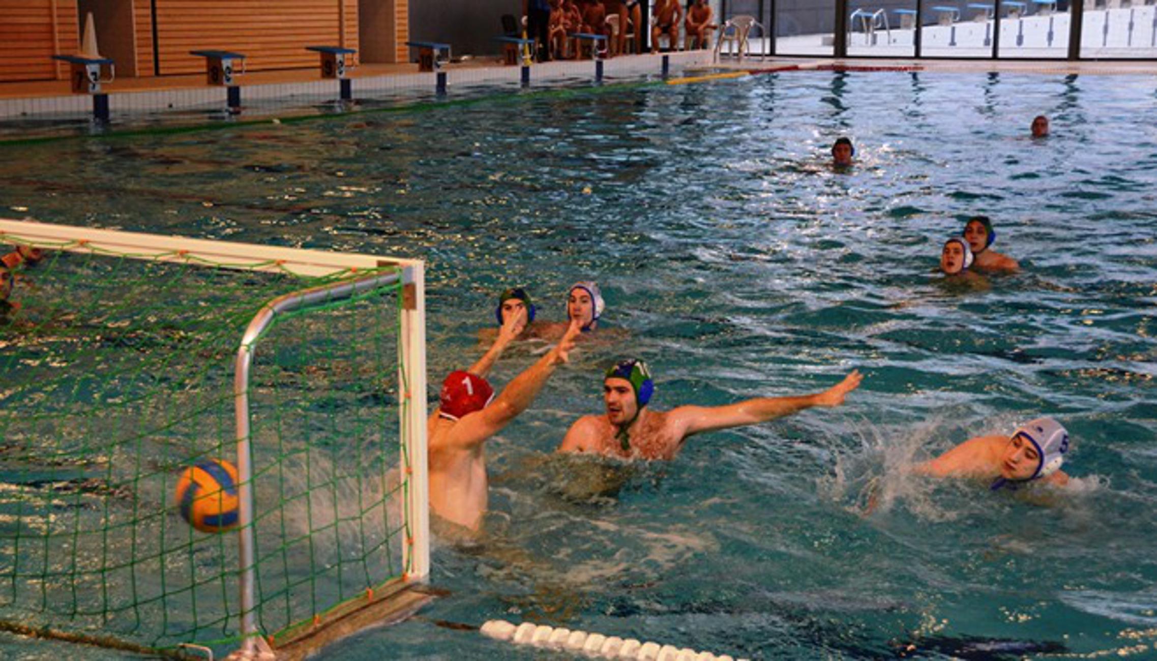 Tomislav Primorac (bijela kapica) postiže 14. gol za Osječane u susretu s Sisčanima