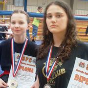 Lucija (lijevo) i Anita s osvojenim medaljama