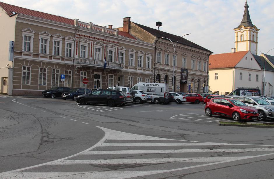 Parkiralište na Trgu SV. Trojstva u Požegi | Author: Svačićeva ulica. P.S./PLUS