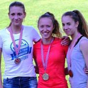 Hilda, prva s lijeva