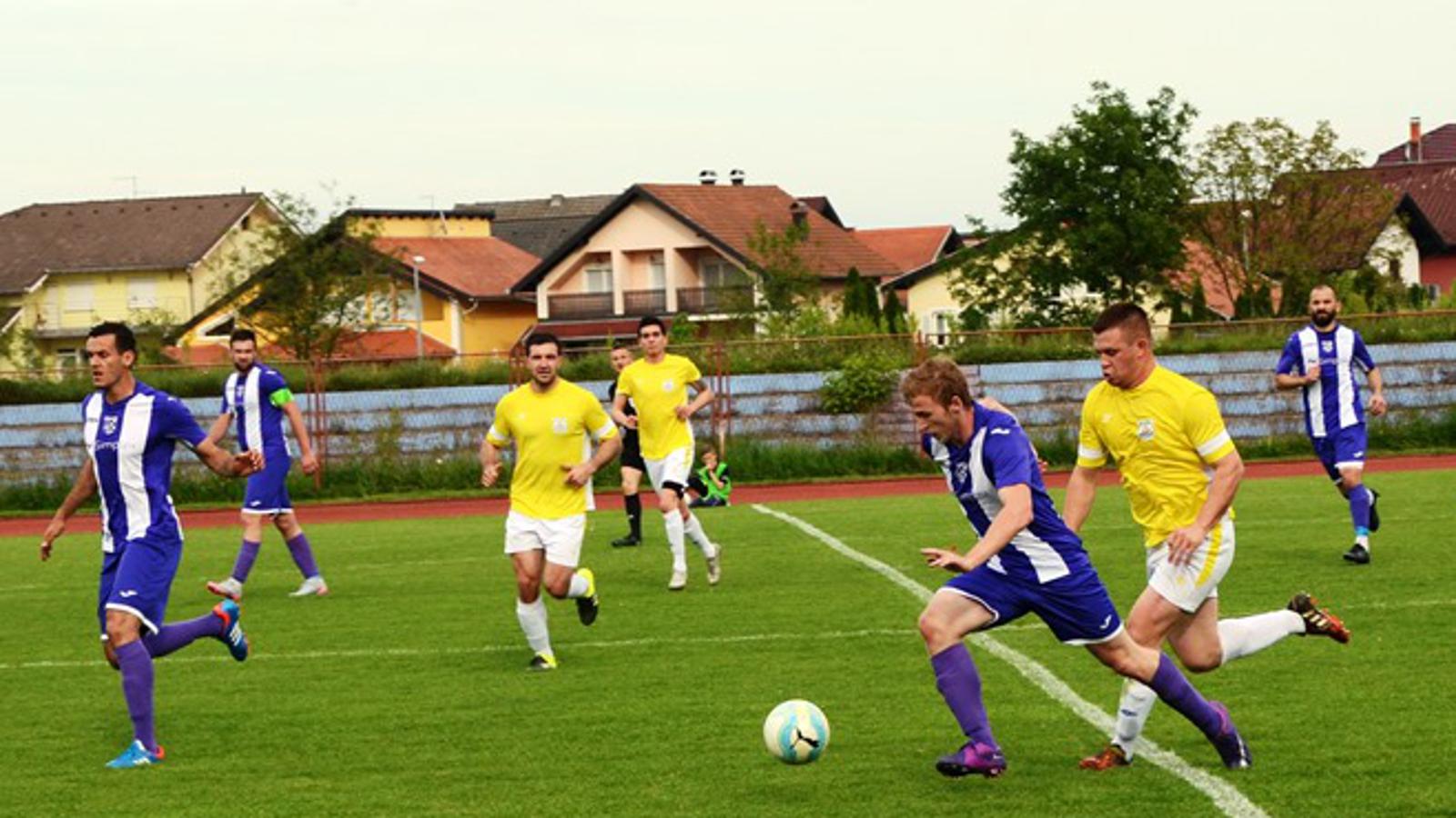Željzničar (ljubičasto-bjeli) je u Antinu uvjerljivo pobjedio Mladost