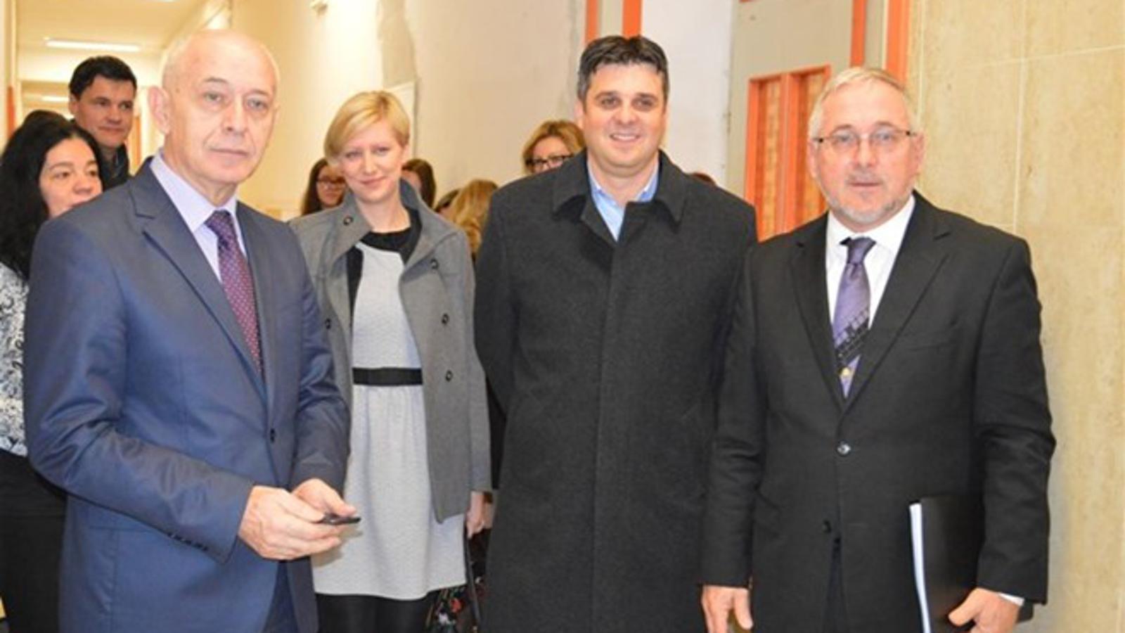Vlado Prskalo s ravnateljem škole i nastavnicima
