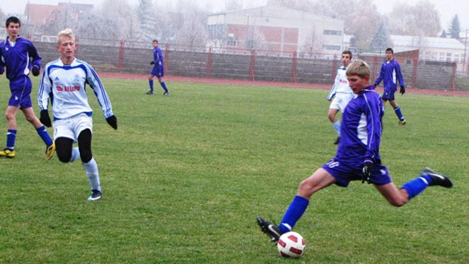 Tomislav Ferić s loptom, a u pozadini Igor Tkalčić