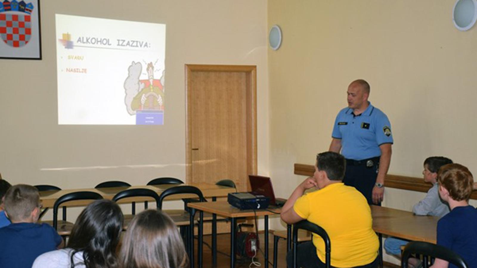 Kontakt policajac podučio učenike o štetnosti skrivenoj u konzumaciji alkohola, cigareta i droga.