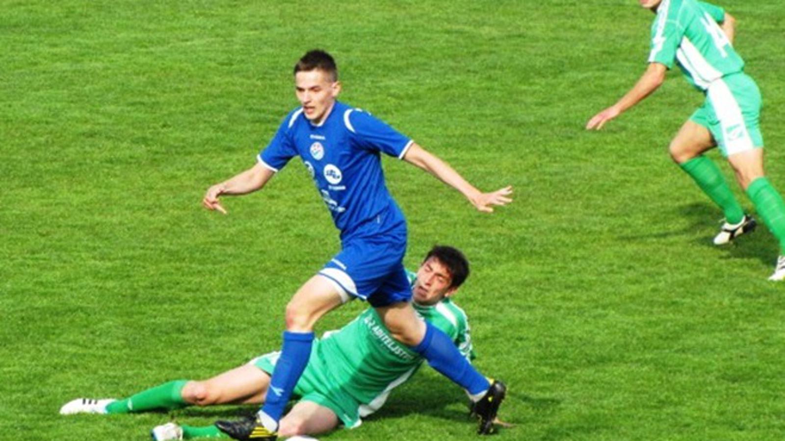 Matej Mitrović u okruženju igrača Vinogradara (zeleni)