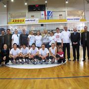 Irina Kirilova i Zdeslav Barać (četvrti s desna) u društvu odbojkašica Marsonije