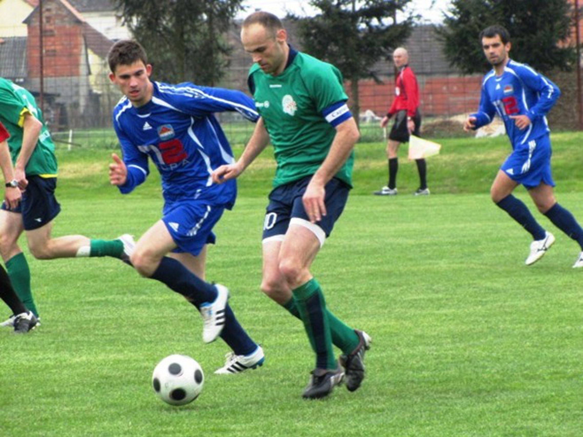 Kapetan Slobodnice  Mario Ravlić (zelena majica) u akciji prema golu Otoka