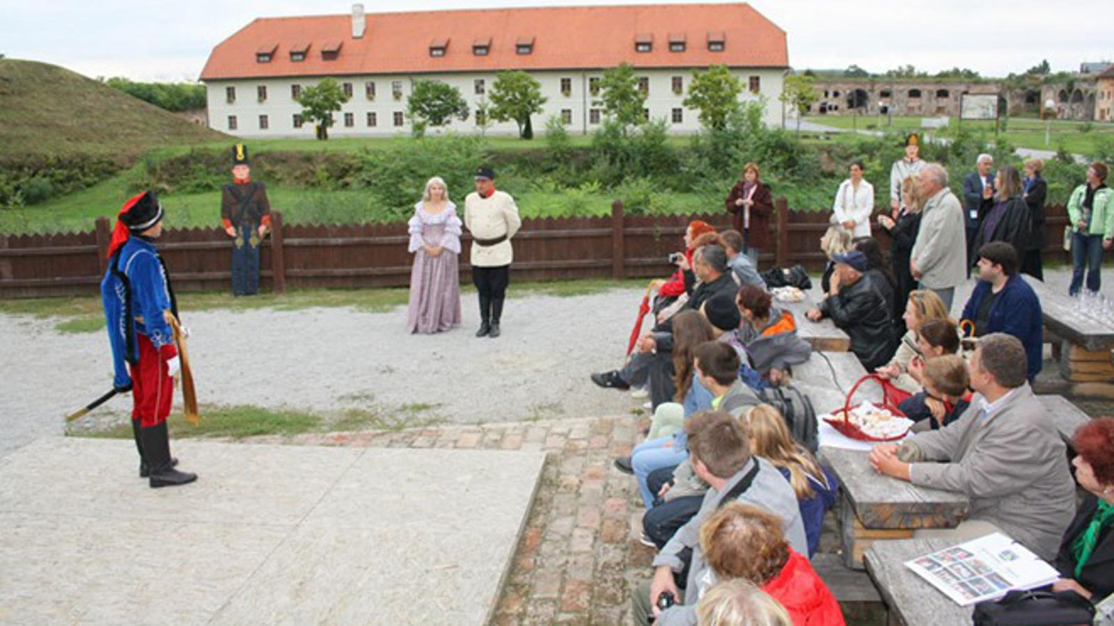 Turisti u organiziranom obilasku Tvrđave Brod