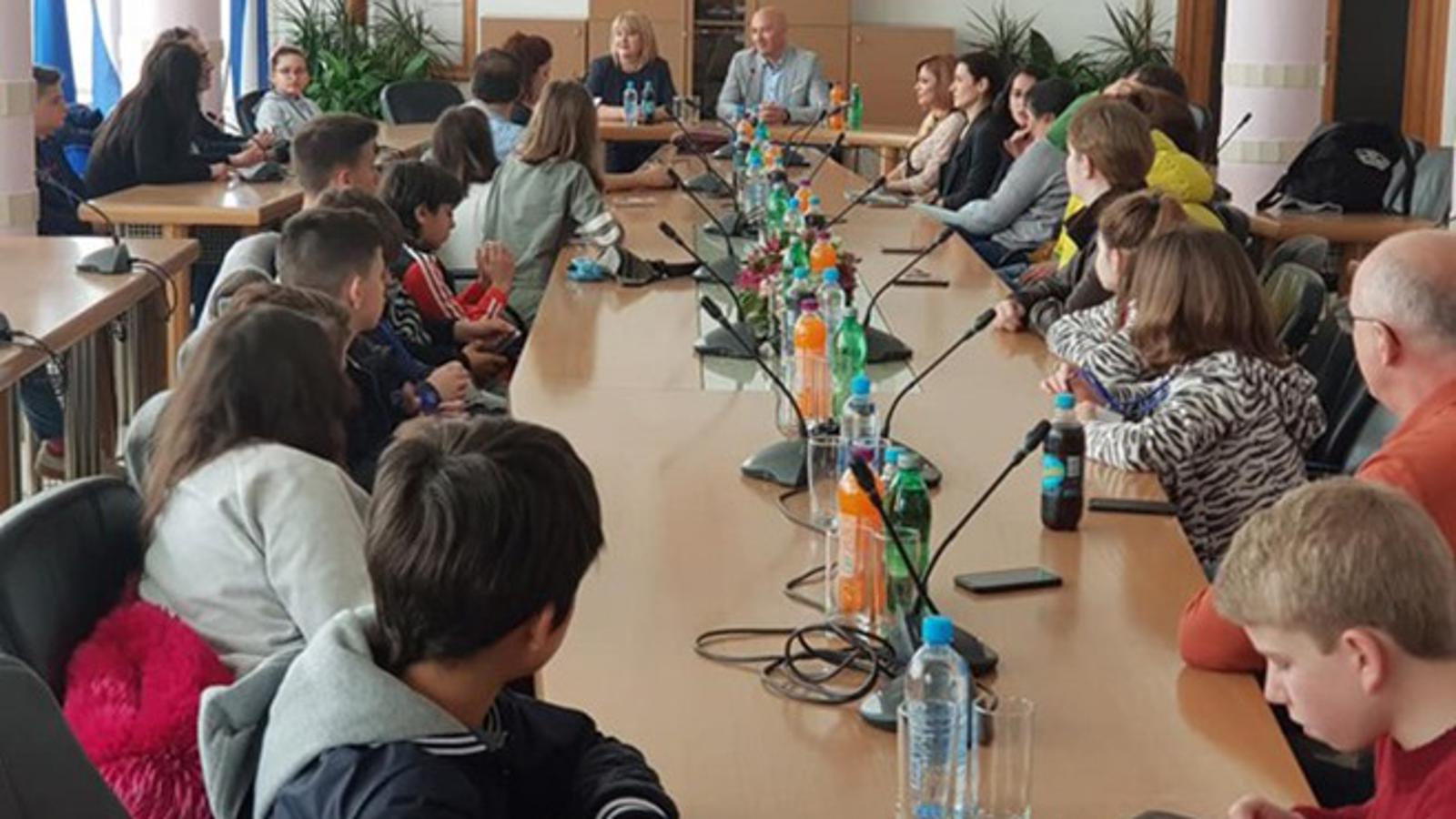 Učenici u zgradi županijske Uprave