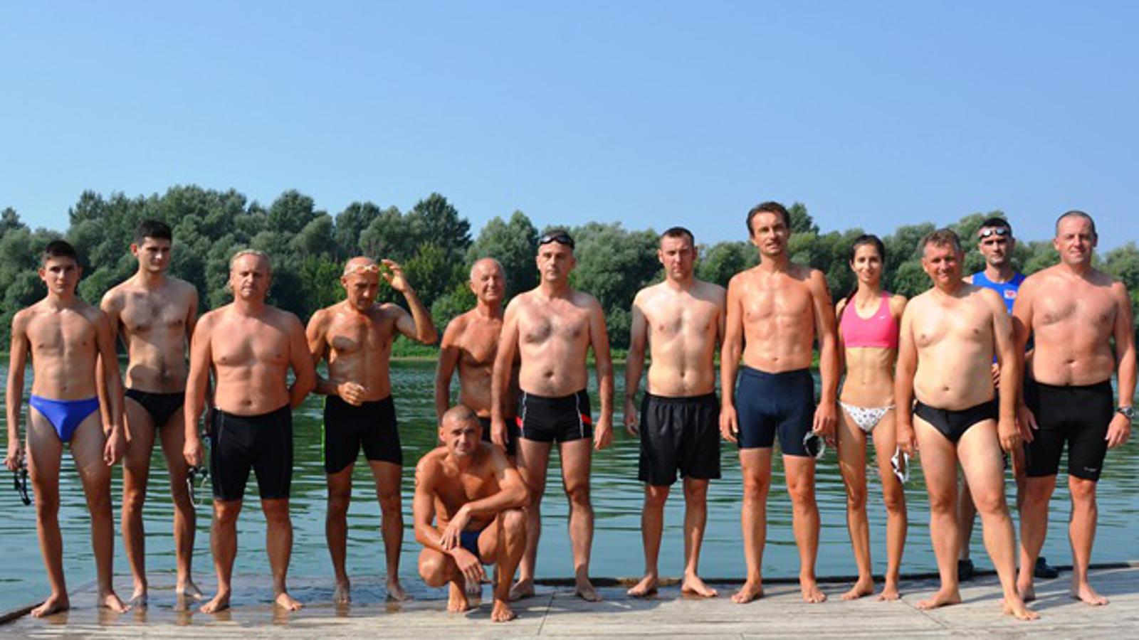 Sudionici 3. Olimpijskog triatlona uoči starta plivačkog dijela natjecanja