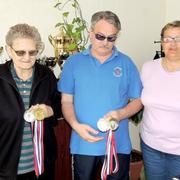 “Tetka” Evica i Ranko Milutinović, oslijepjeli od dijabetesa, s tajnicom udruge Lidijom Šaf