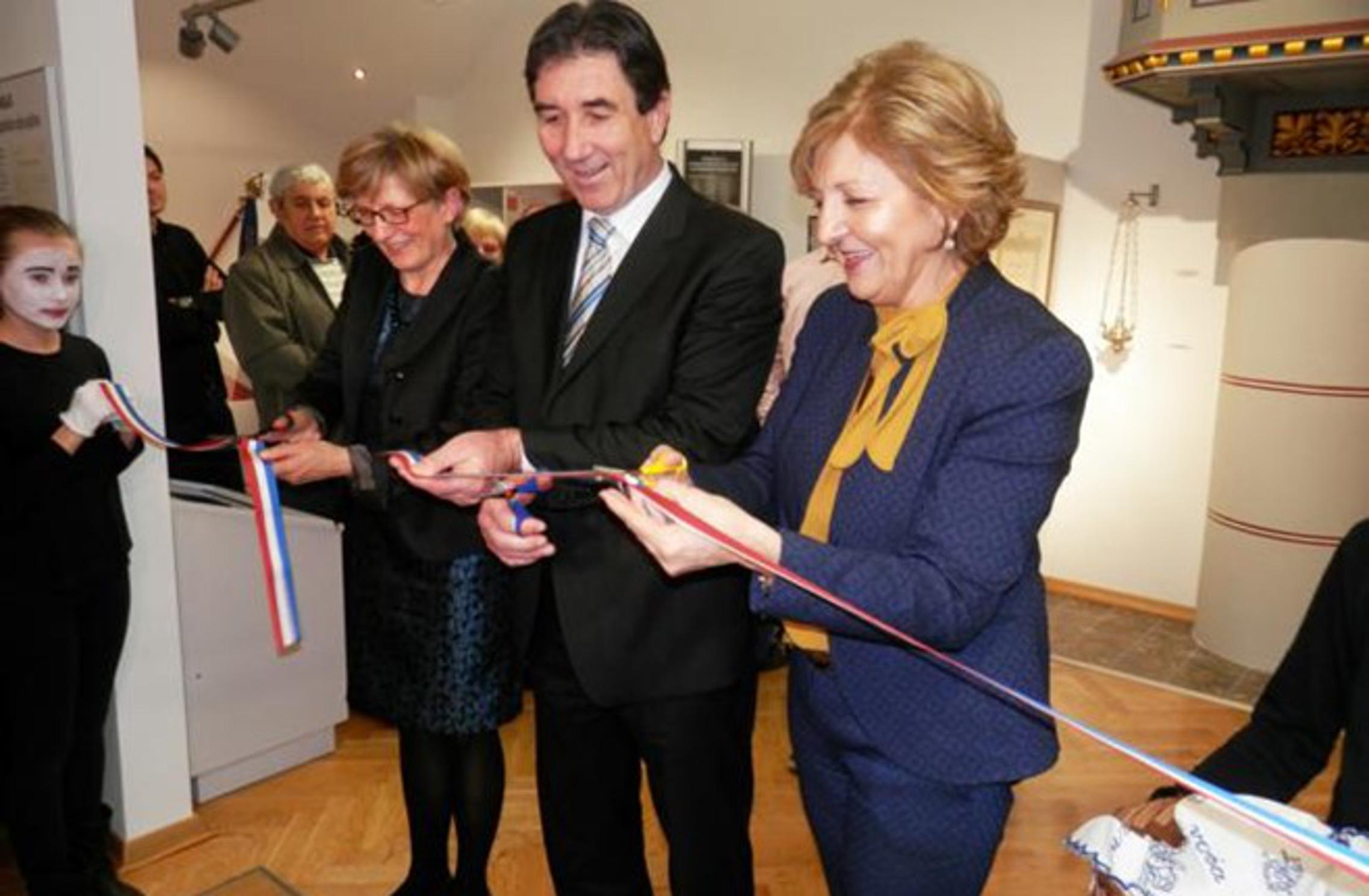 Stalni postav muzeja simbolično su otvorili ravnateljica Dragica Šuvak, gradonačelnik Ivan Roštaš i 