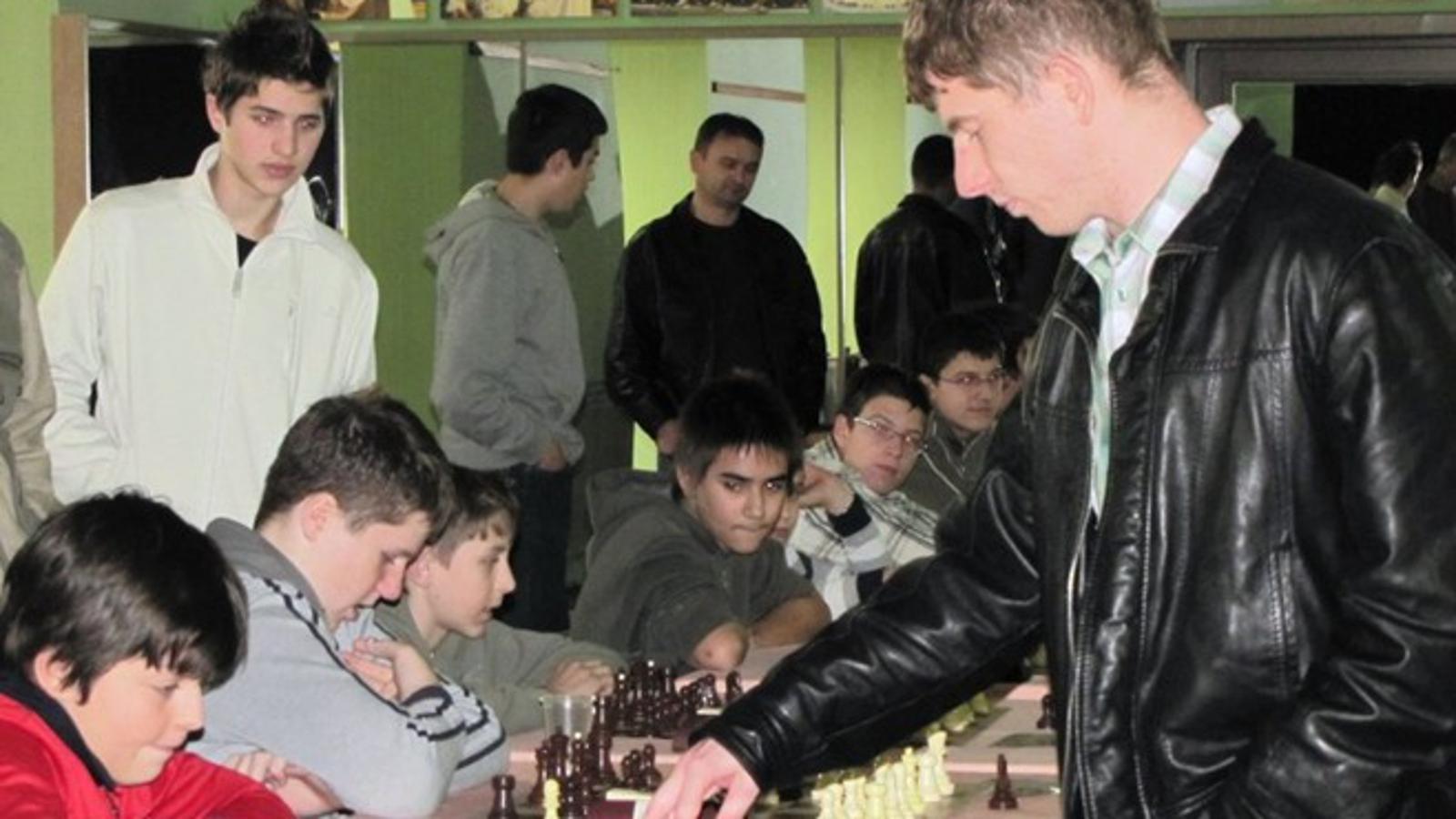 Velemajstor Anto Brkić odigrao je simultanku s petnaestoricom nadarenih juniora i kadeta