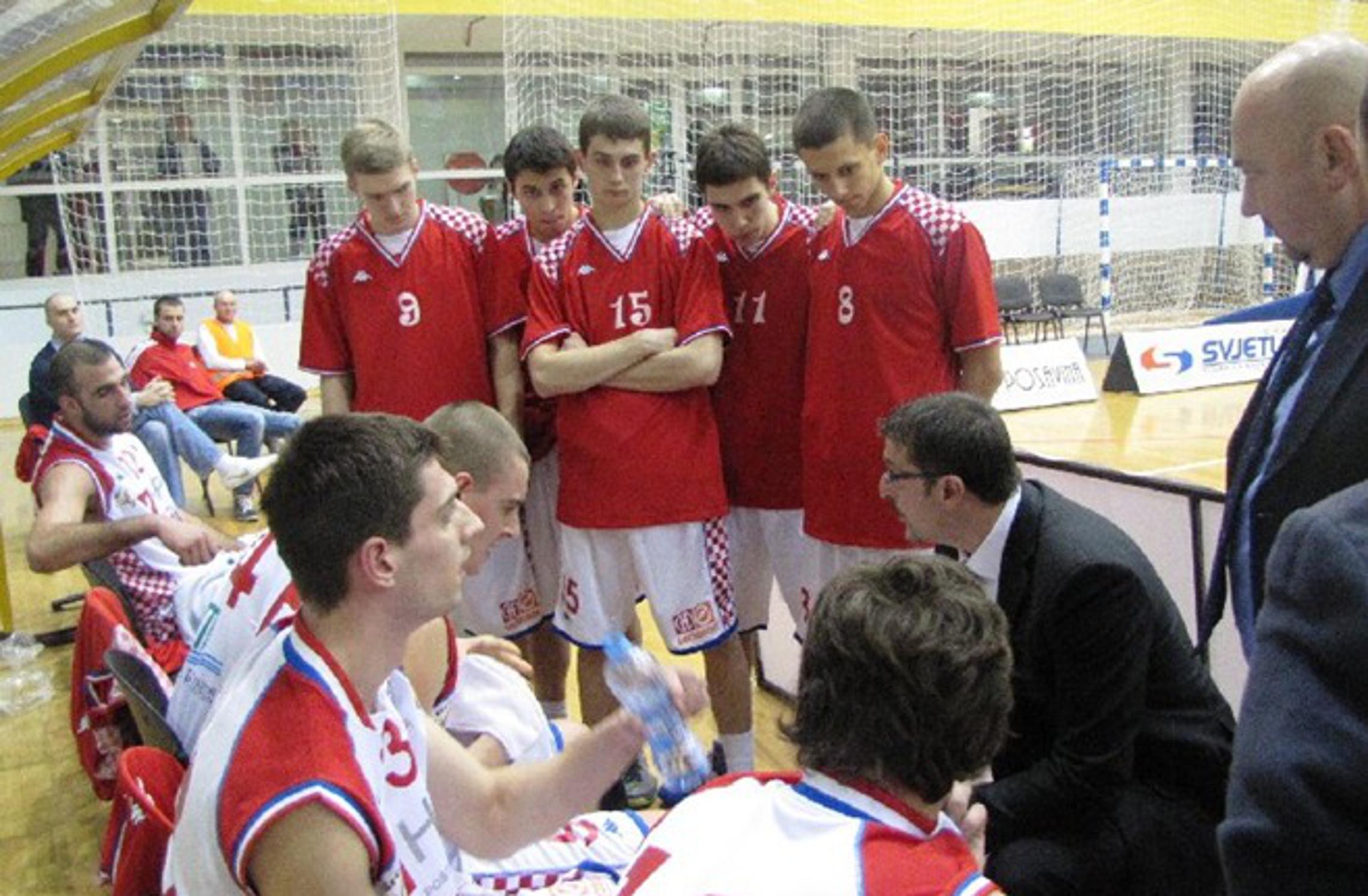 Zoran Kalpić sjedi a Dražen Štojs stoji desno od njega