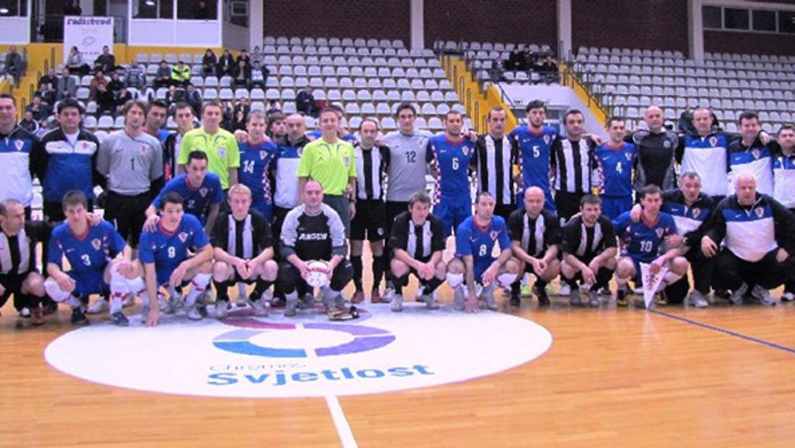 Zajedničko fotografiranje svih sudionika utakmice Sl.Brod - Hrvatska