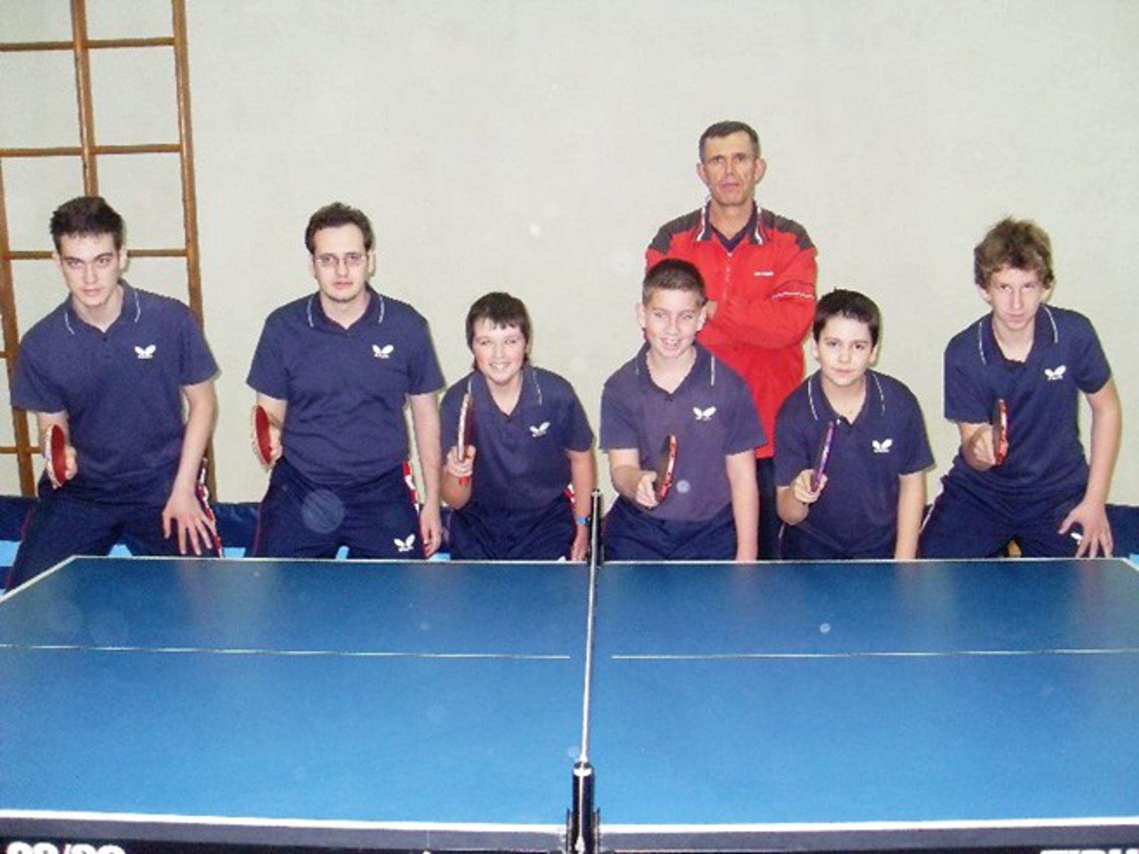 Obrtnička škola-Brod 3, prvak IV HL, s lijeva: Bošnjaković, Nožina, Hemar, Arbanas, Gavran i Župan