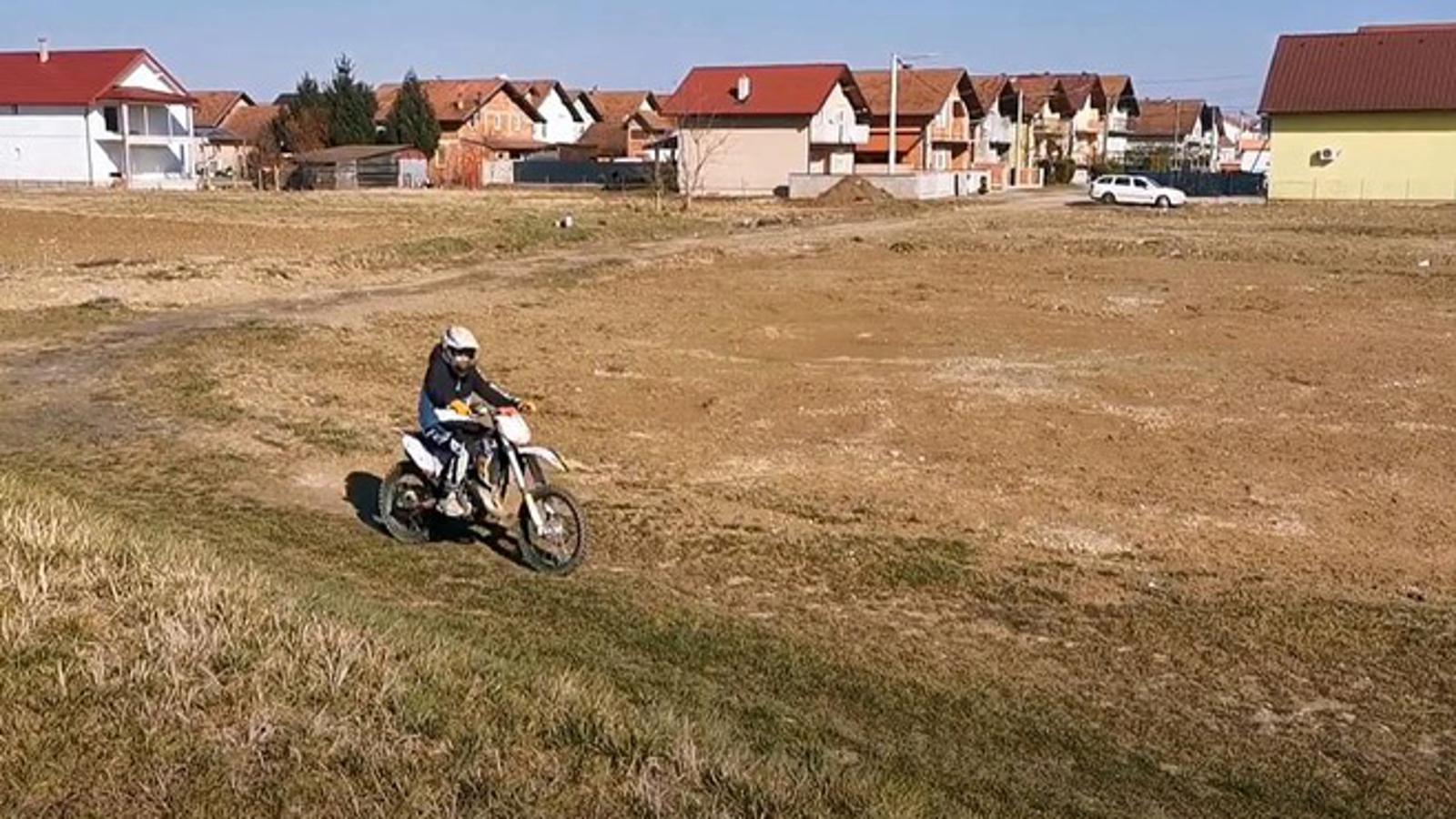 Vožnja neasfaltiranom cestom uz nasip je dozvoljena.