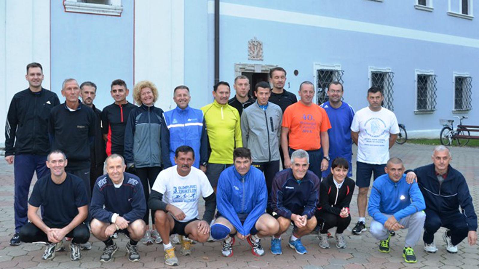 Sudionici 9. maratona Slav.Brod - Žeravac na startu ispred Franjevačkog samostana 