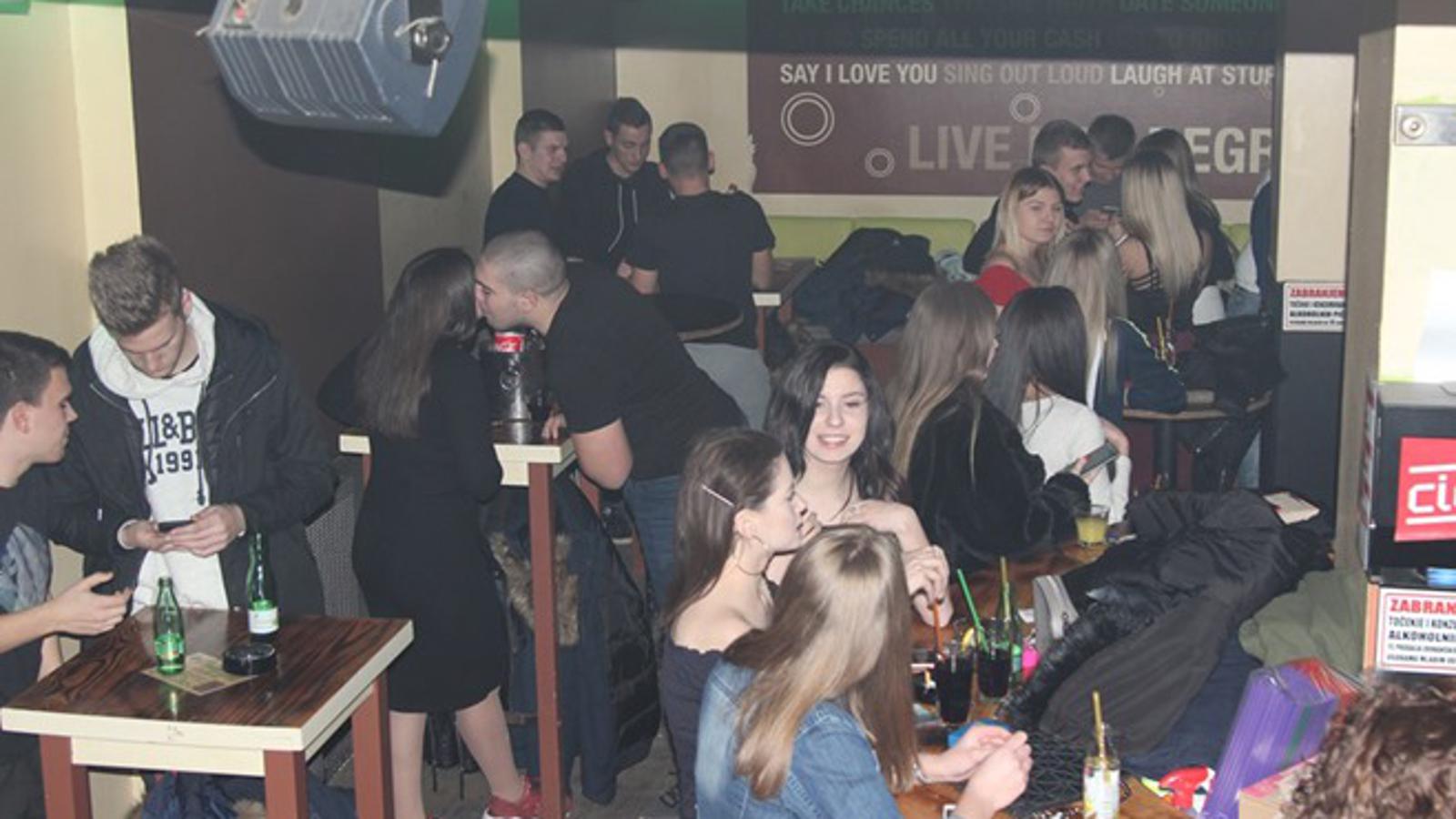 Atmosfera u jednom brodskom noćnom klubu