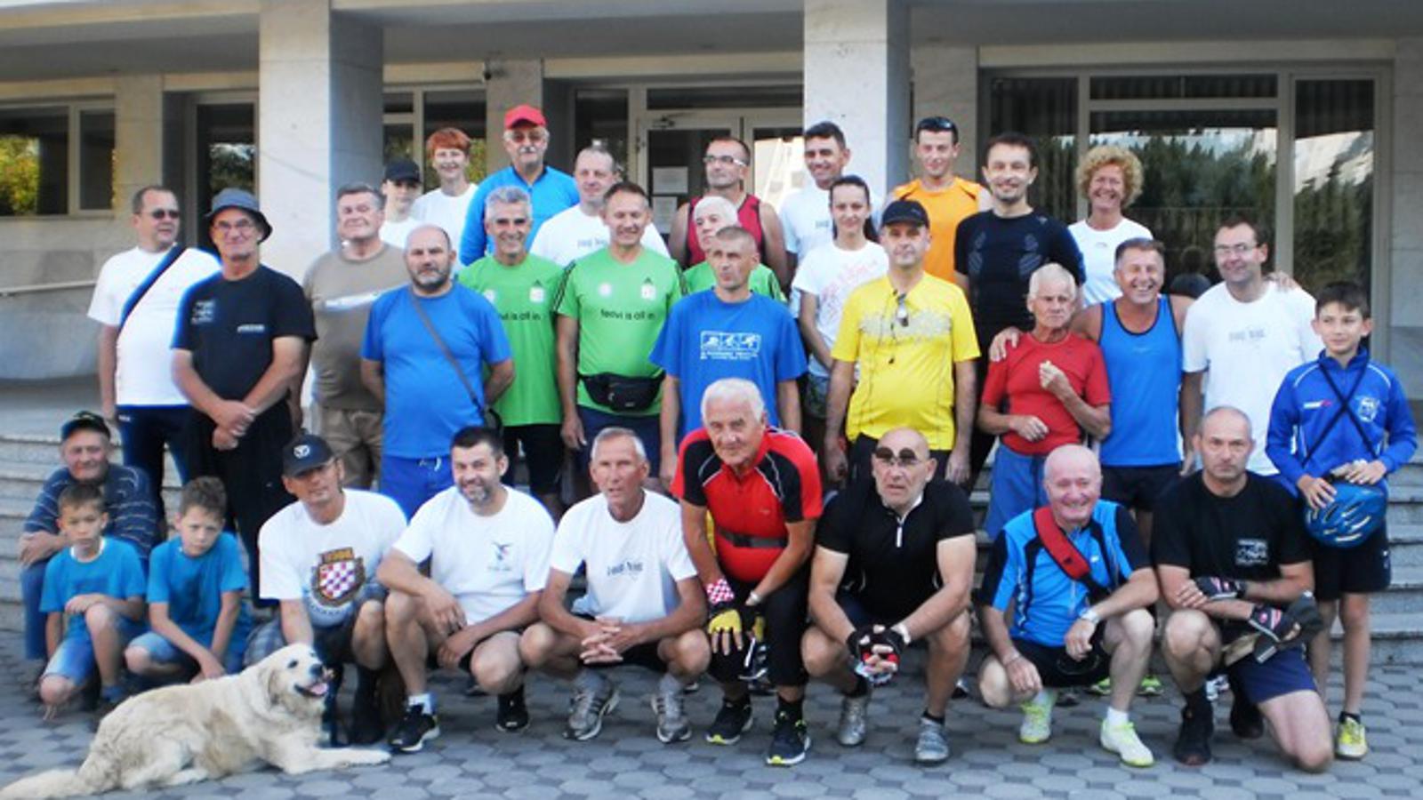 Trkači i dio biciklista uoči starta