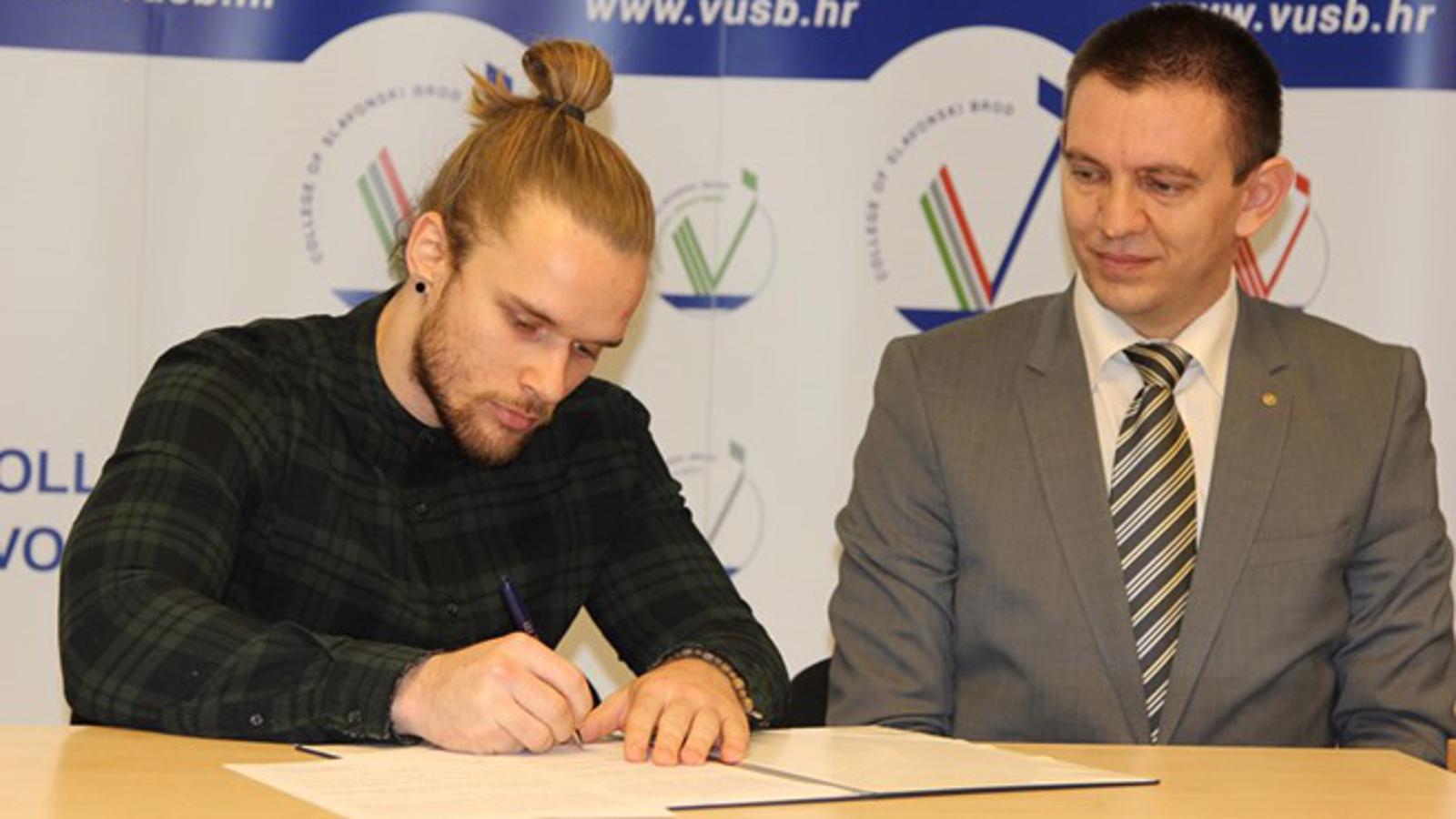Dekan brodskog Veleučilišta, Krunoslav Mirosavljević, uz studenta s Poljoprivrednog odjela