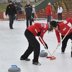 Na otvorenom prvenstvu u curlingu nastupaju muške i ženske ekipe