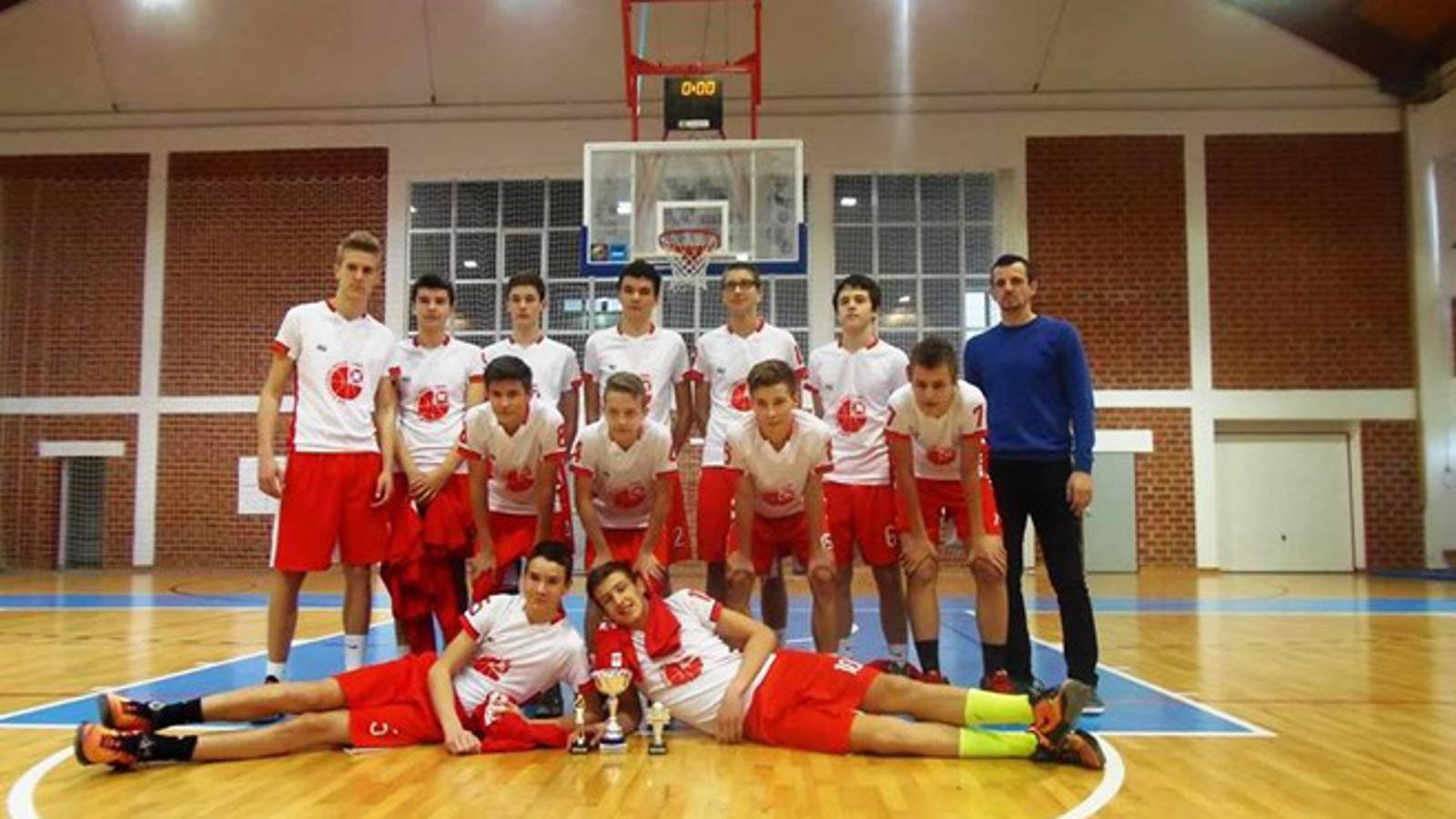 Kadeti KK Slavonski Brod s trenerom Rimcem