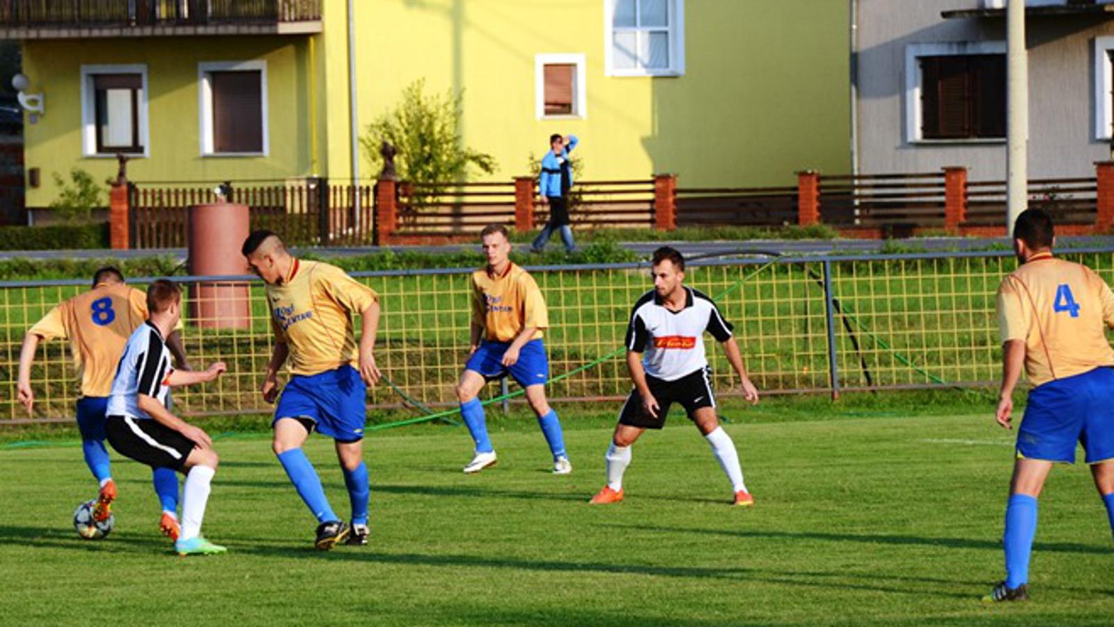 Nogometaši Zvonimira (zlatne majice) pobjedili su u Donjoj Vrbi Mladost iz Sibinja