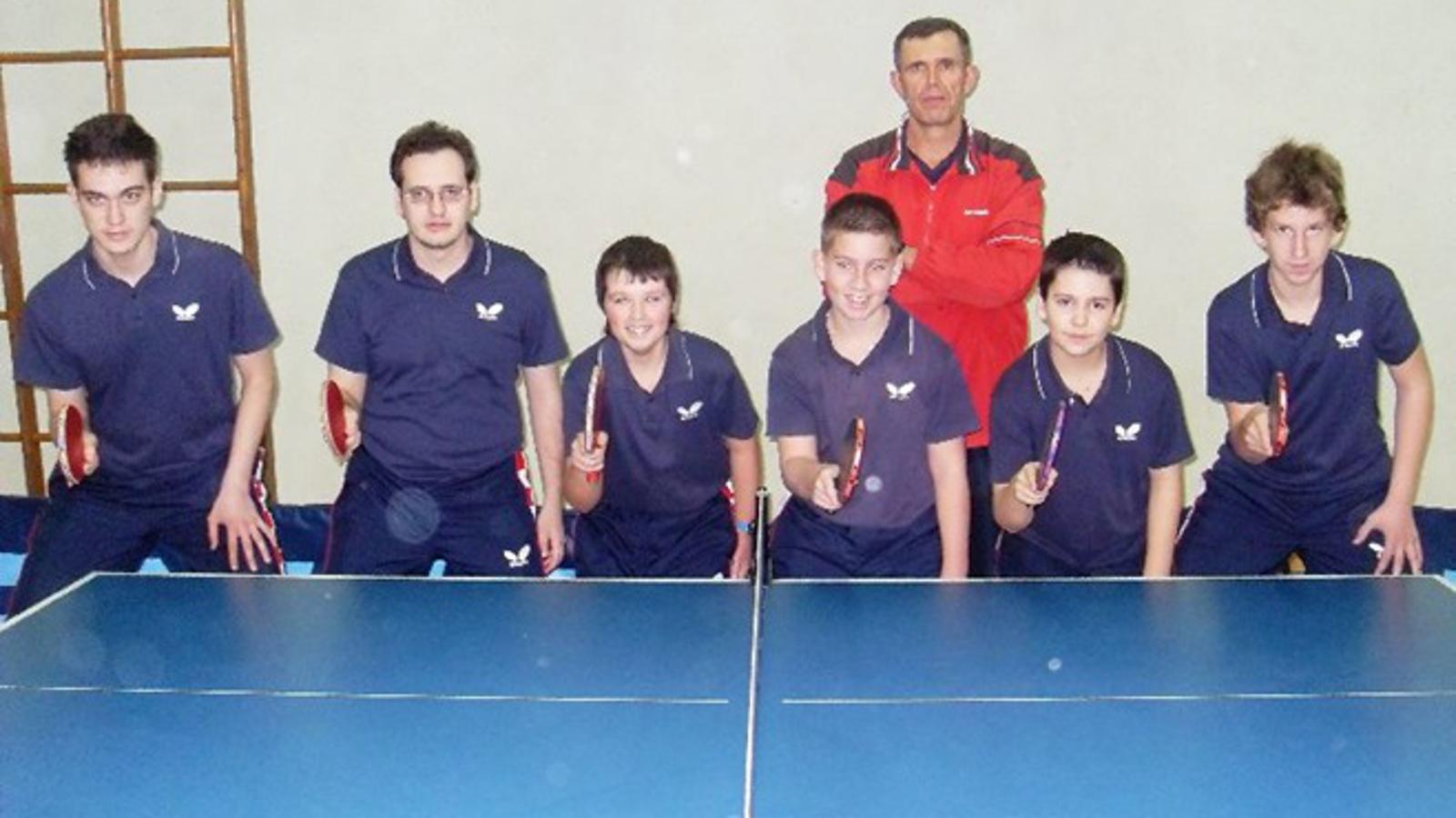 Obrtnička škola-Brod 3, prvak IV HL, s lijeva: Bošnjaković, Nožina, Hemar, Arbanas, Gavran i Župan