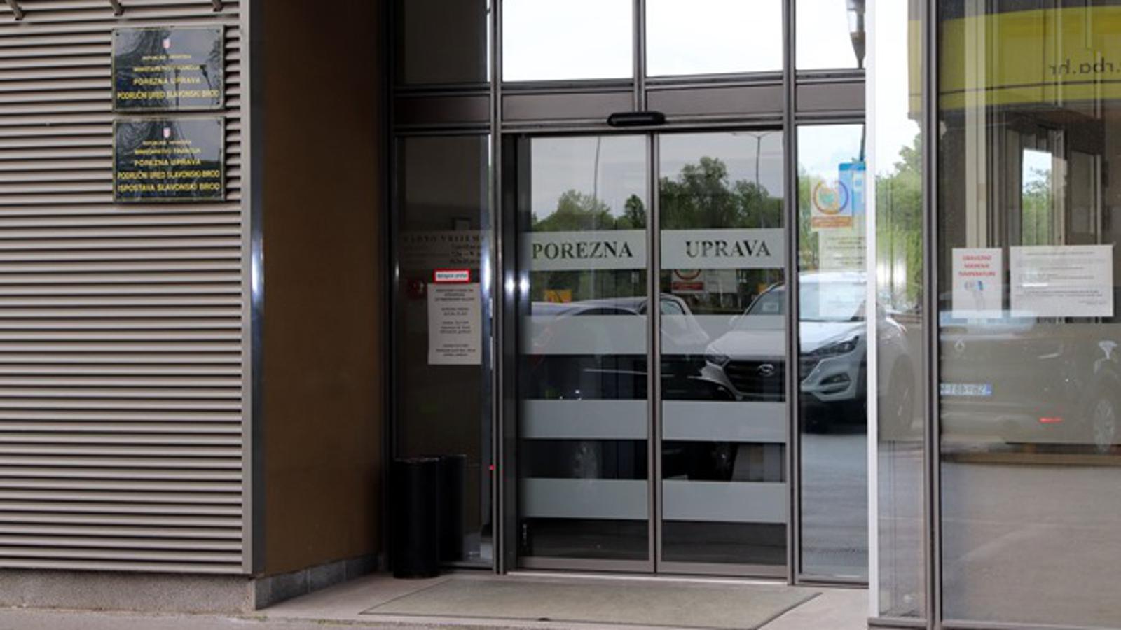 Ulaz u slavonskobrodsku ispostavu Porezne uprave